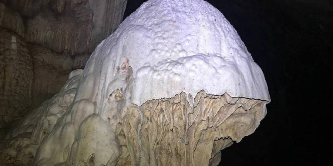 Maceraperestler buraya akın ediyor! 110 metre uzunluğunda: Sarkıtlar, dikitler, travertenler görsel şölen sunuyor 3